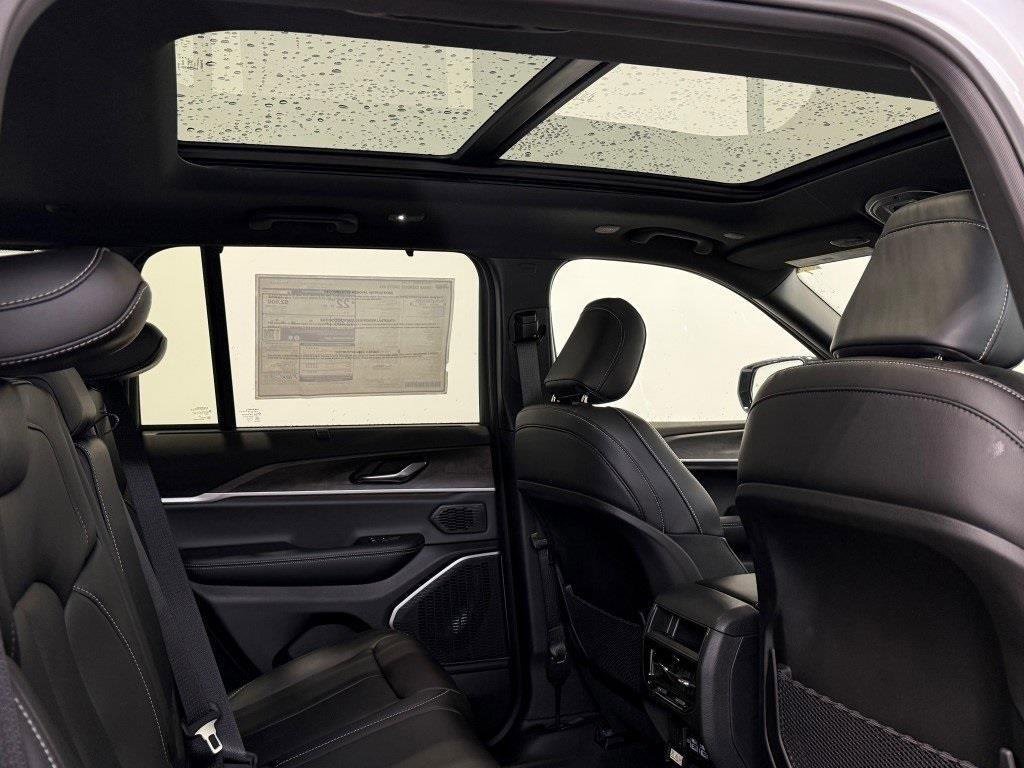 New 2025 Jeep Grand Cherokee Limited w/ Luxury Tech Group II image 9