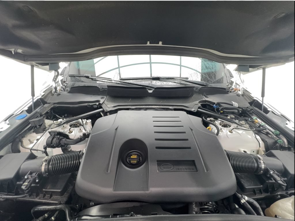 Used 2024 Land Rover Discovery Dynamic SE AWD/4WD image 17