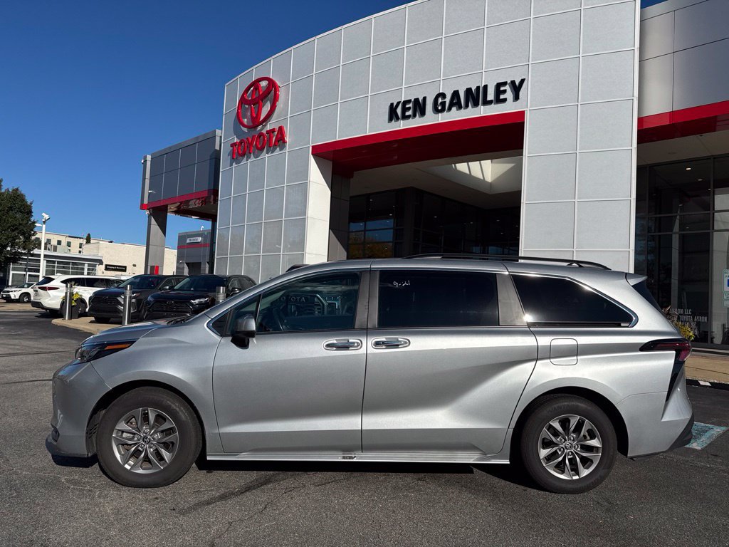 Used 2025 Toyota Sienna XLE FWD image 2