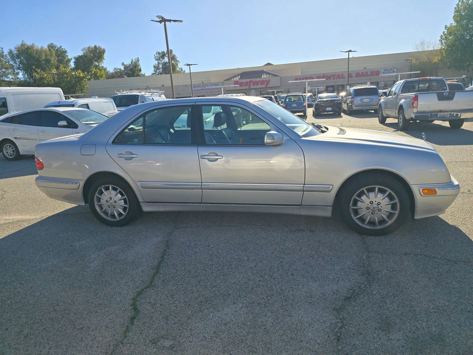 Used 2000 Mercedes-Benz E 320 Sedan image 4