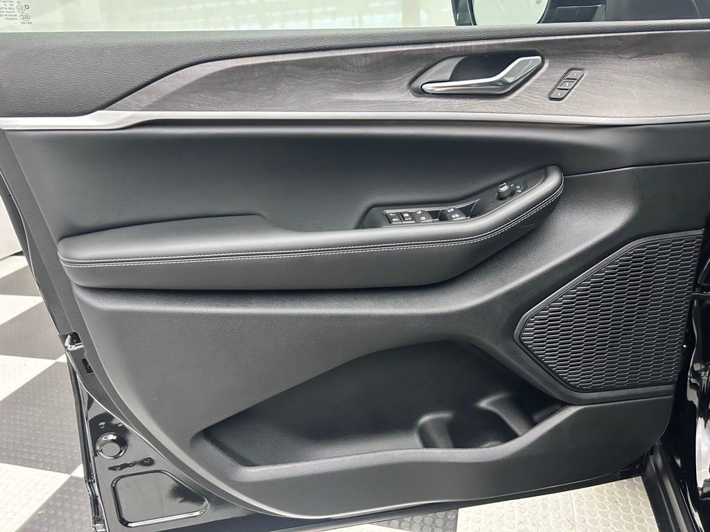 New 2025 Jeep Grand Cherokee L Limited image 10