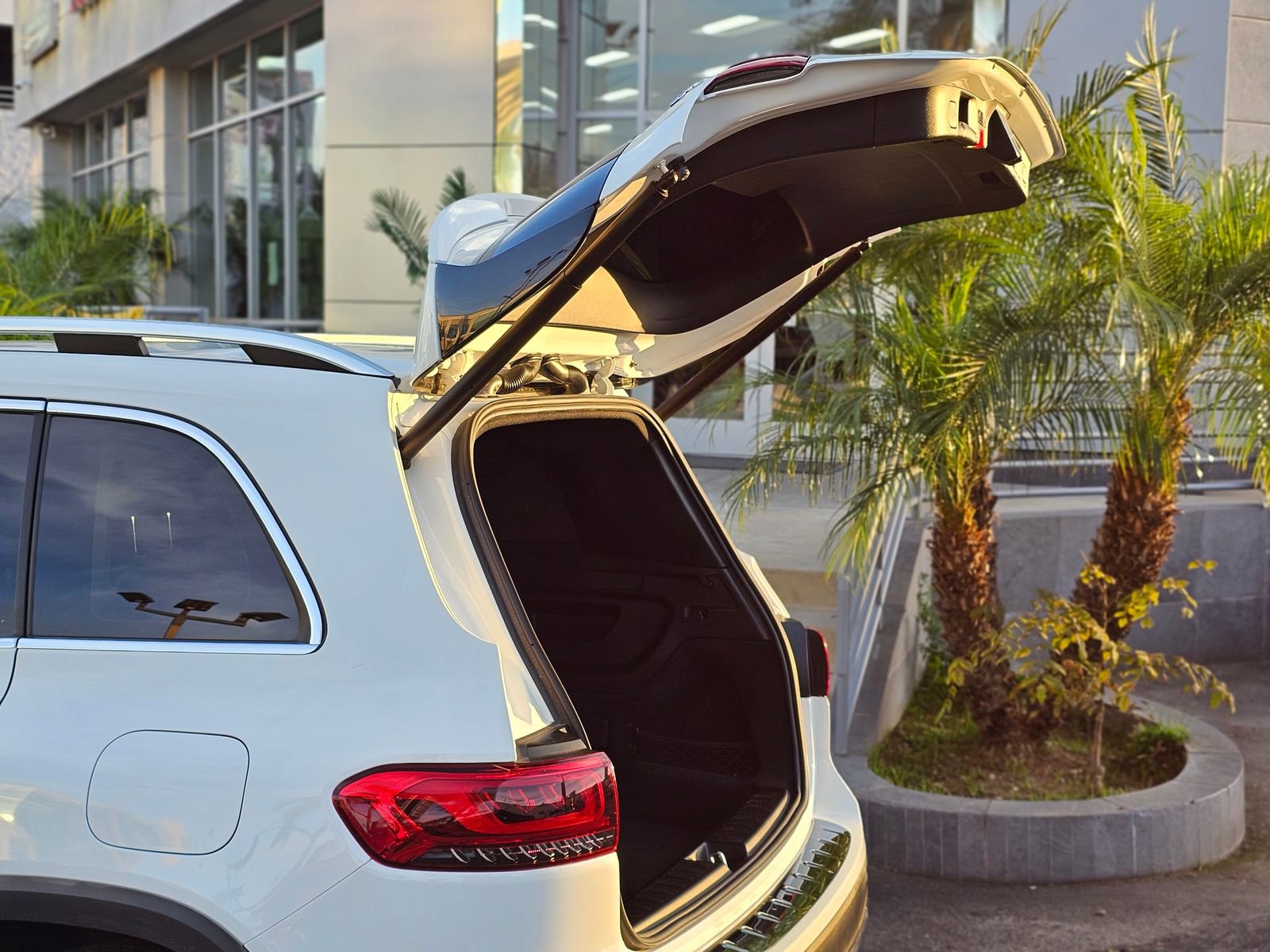 Used 2022 Mercedes-Benz GLB 250 4MATIC image 8