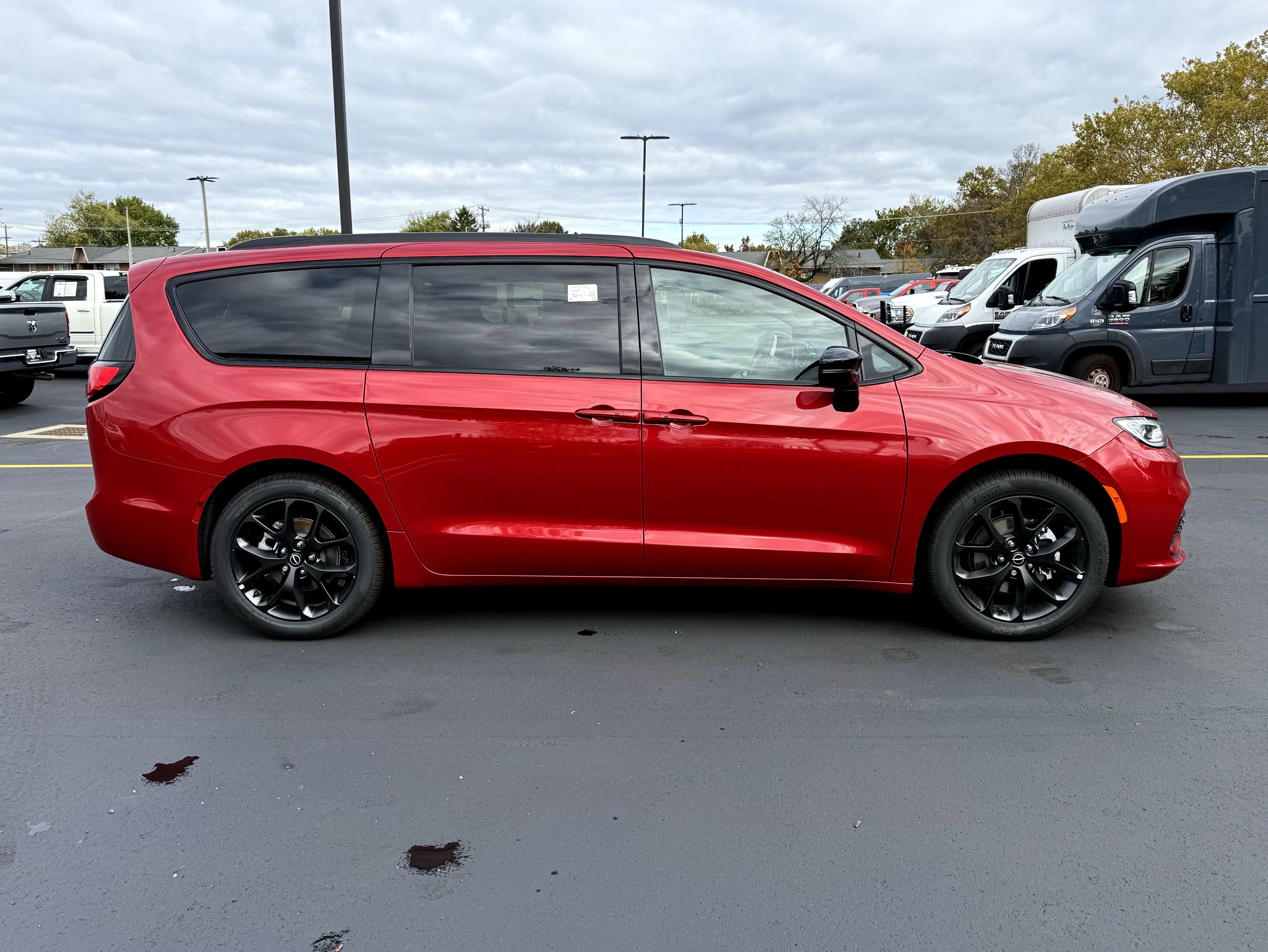 New 2026 Chrysler Pacifica Limited w/ Uconnect Theater Family Group image 12