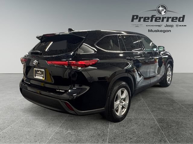 Used 2020 Toyota Highlander LE AWD/4WD image 17