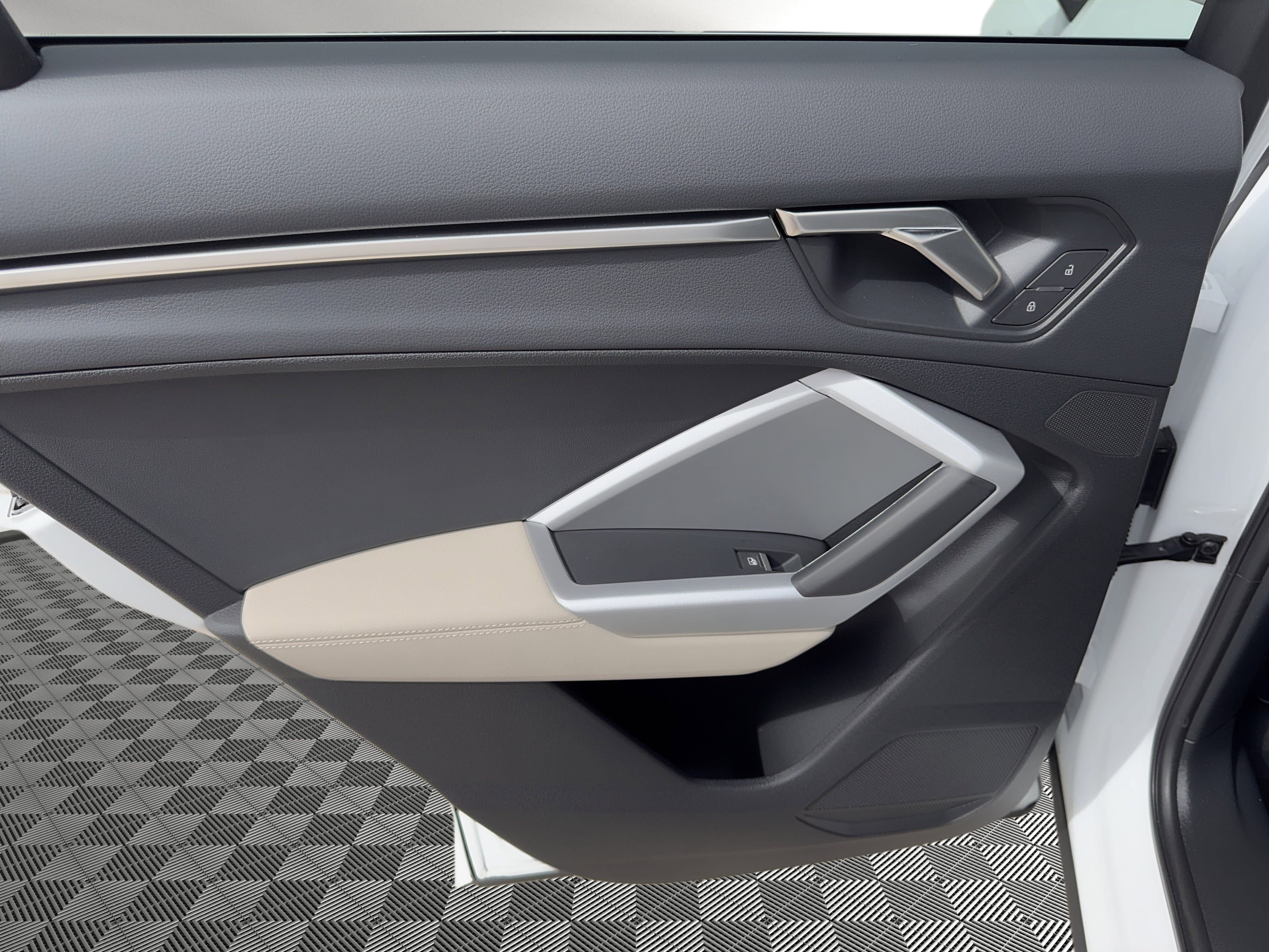 Used 2025 Audi Q3 2.0T Premium w/ Convenience Package AWD/4WD image 17