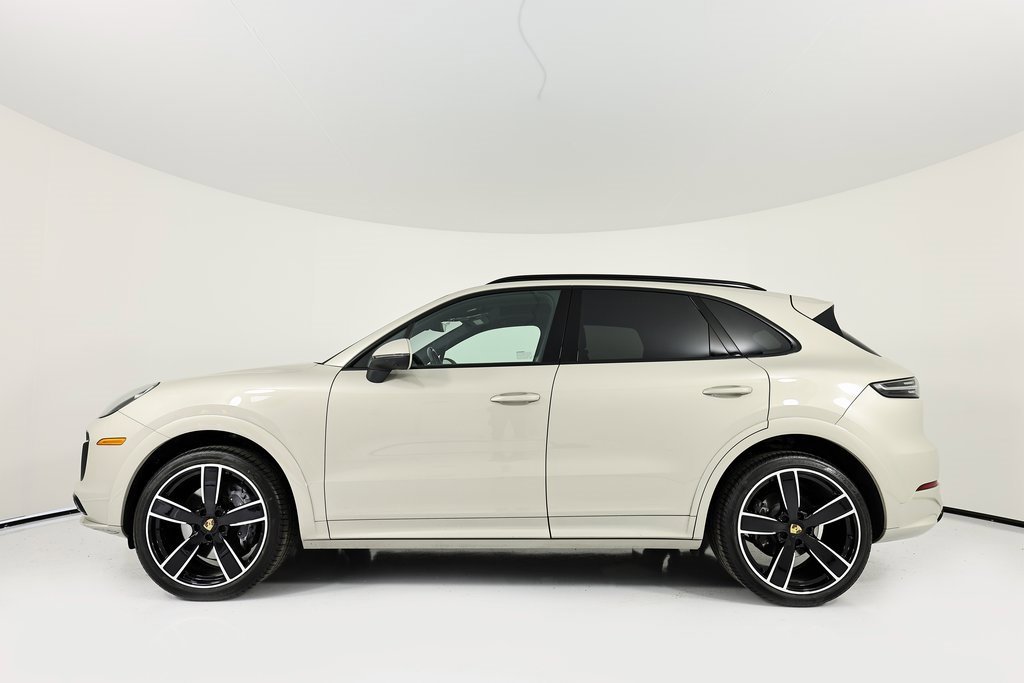 Used 2023 Porsche Cayenne image 2
