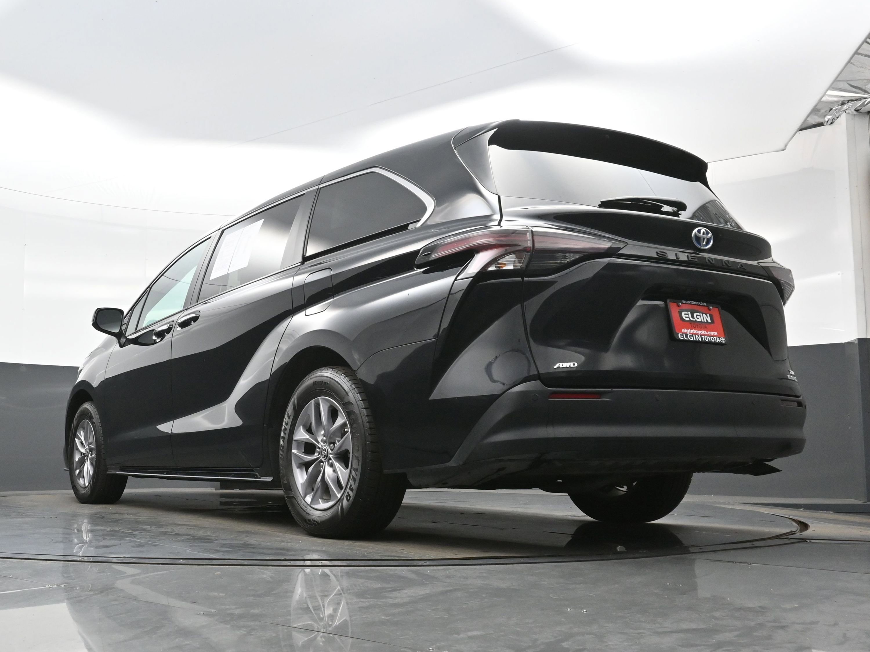 Used 2024 Toyota Sienna XLE AWD/4WD image 32