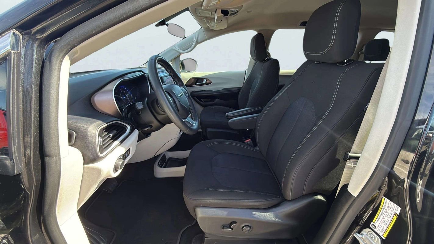 Used 2022 Chrysler Voyager LX image 15