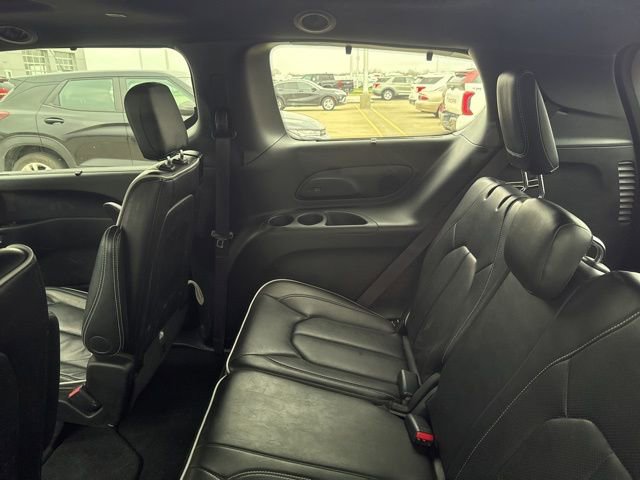 Used 2025 Chrysler Pacifica Limited image 32