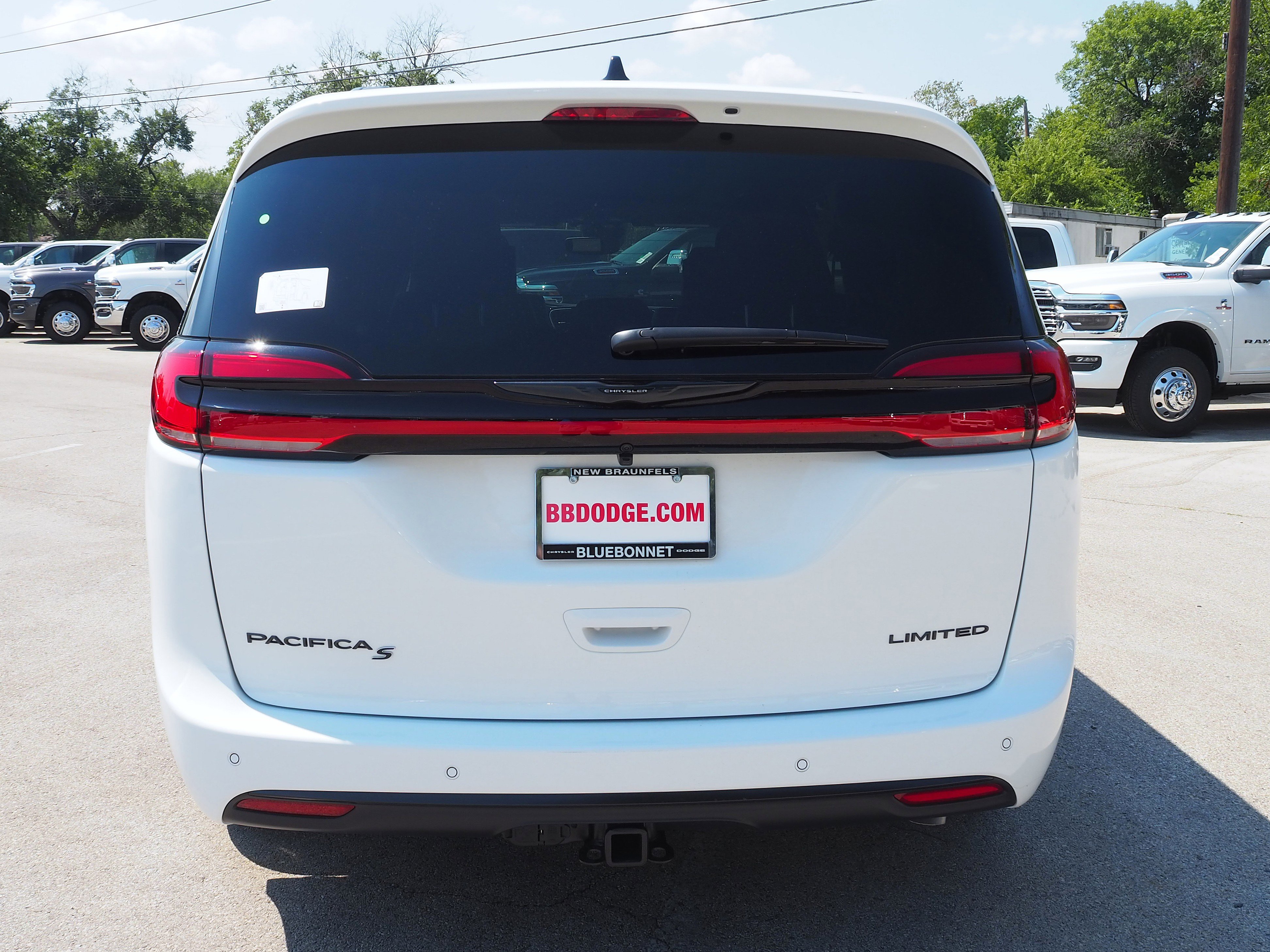 New 2026 Chrysler Pacifica Limited w/ Uconnect Theater Family Group FWD image 7