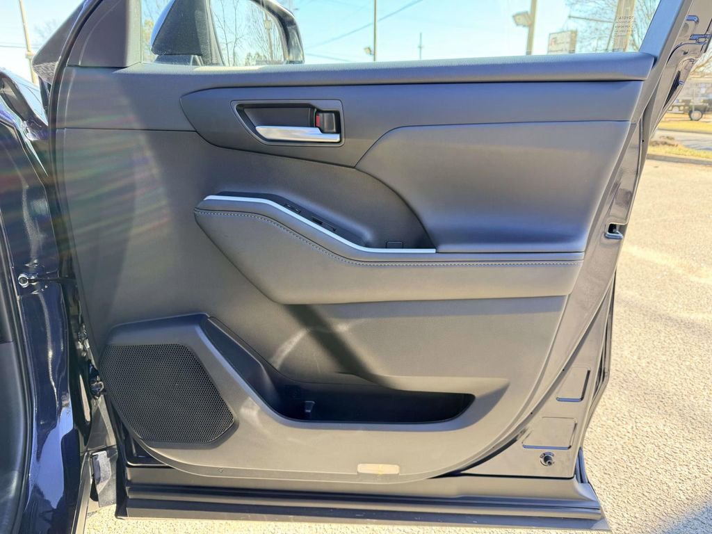 Certified 2024 Toyota Highlander XLE image 11