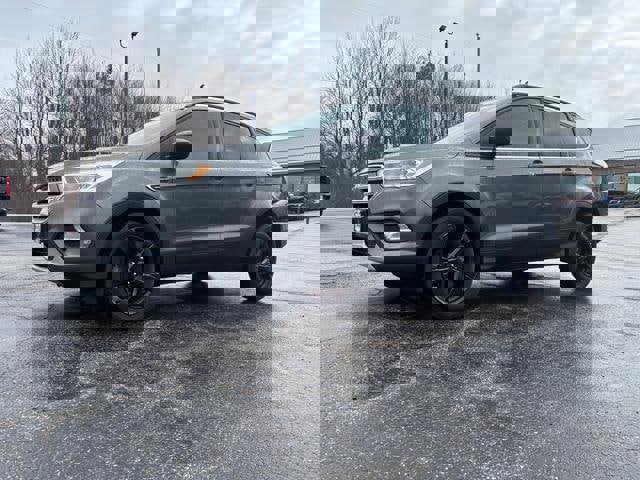 Used 2017 Ford Escape SE w/ Equipment Group 201A image 3