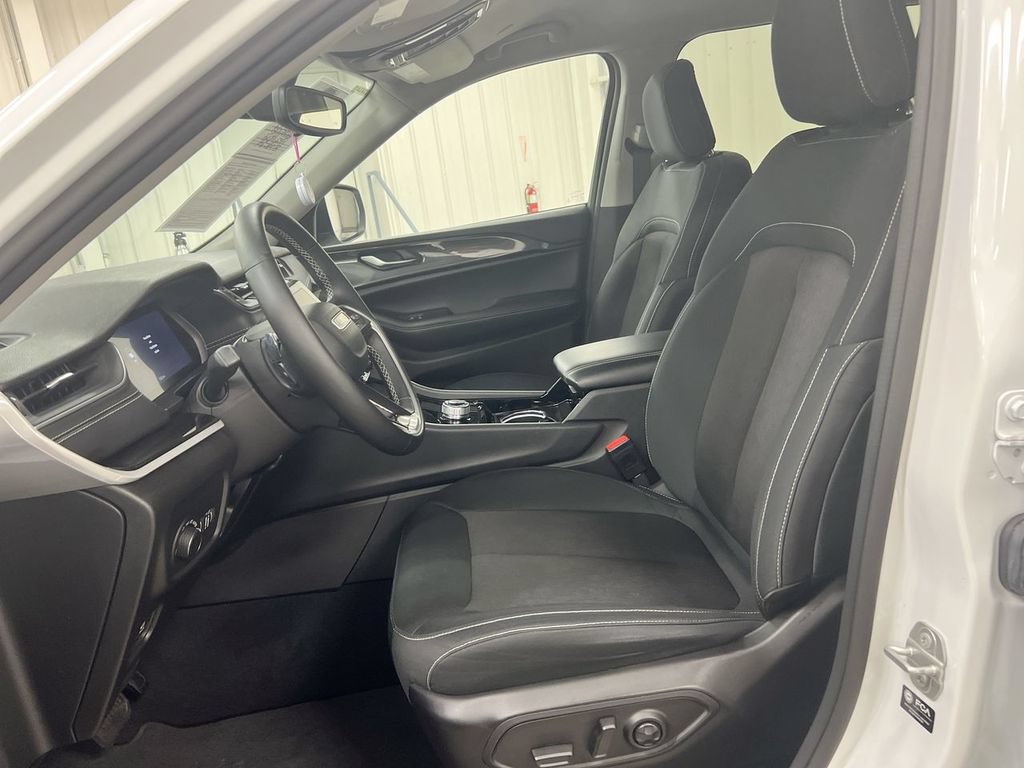 Used 2022 Jeep Grand Cherokee L Laredo w/ Luxury Tech Group I AWD/4WD image 18