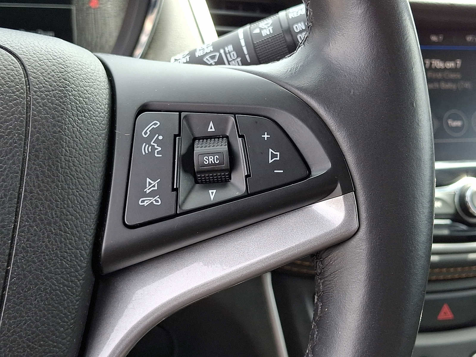 Used 2022 Chevrolet Trax LT w/ LT Convenience Package AWD/4WD image 21