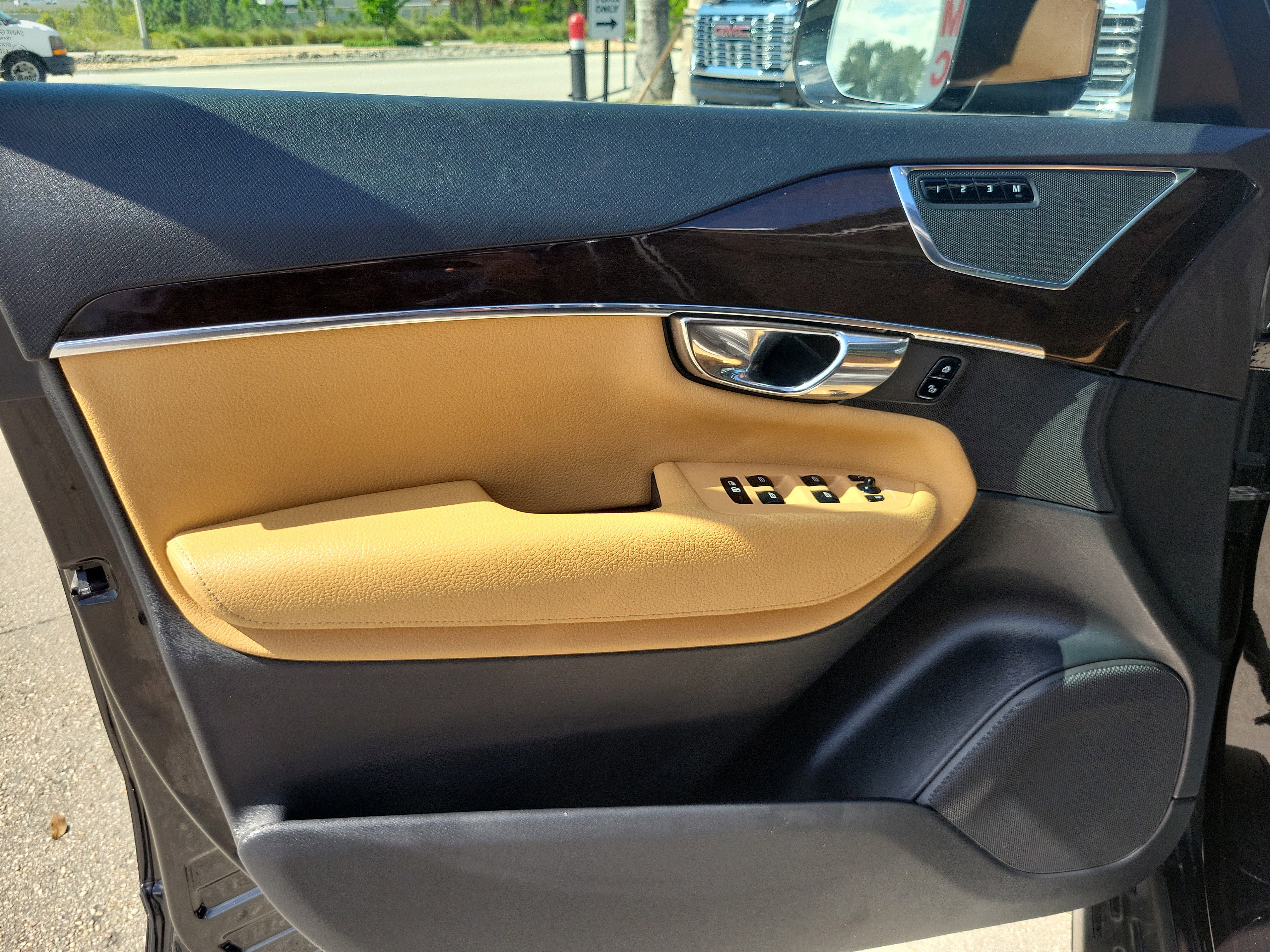 Used 2016 Volvo XC90 T6 Momentum w/ Momentum Plus Package image 23