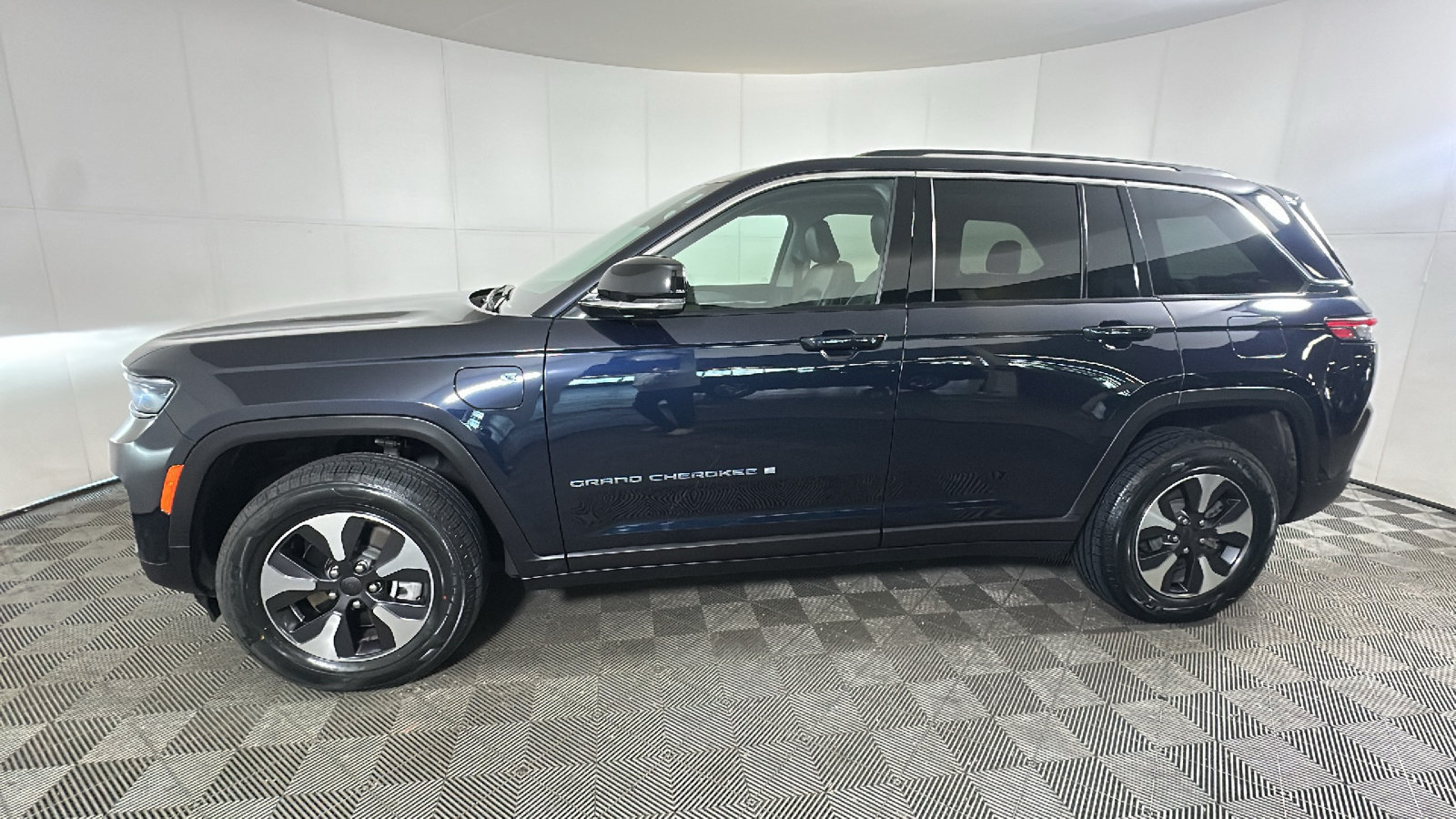 Used 2024 Jeep Grand Cherokee Limited 4xe AWD/4WD image 6