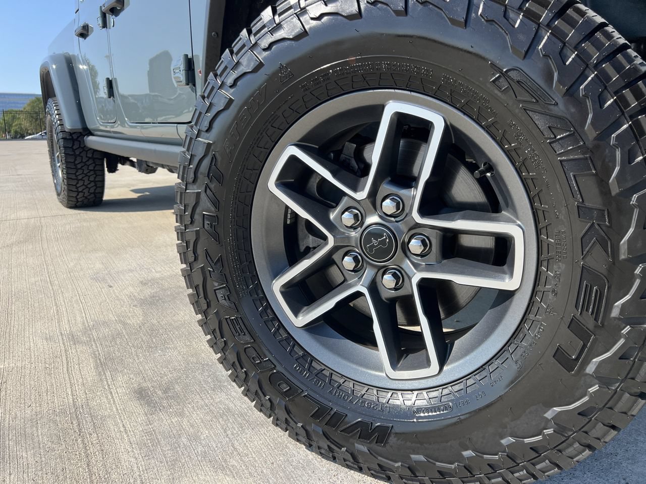 Used 2025 Jeep Gladiator Mojave AWD/4WD image 7
