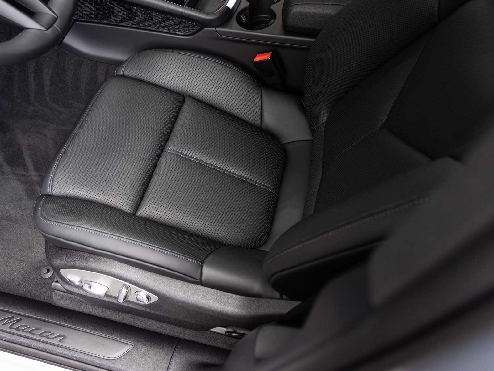 Certified 2026 Porsche Macan image 22