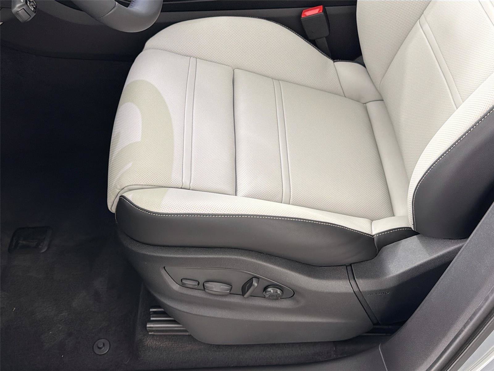 Certified 2026 Porsche Cayenne Coupe AWD/4WD image 32
