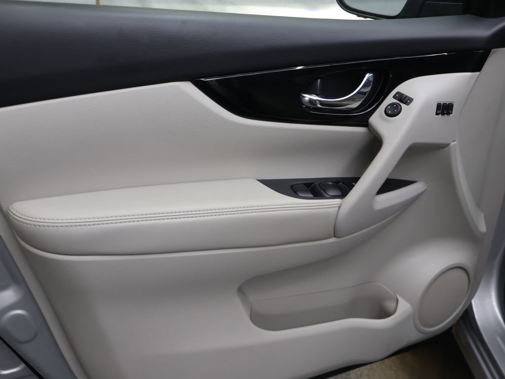 Used 2022 Nissan Rogue Sport SL w/ Premium Package image 16