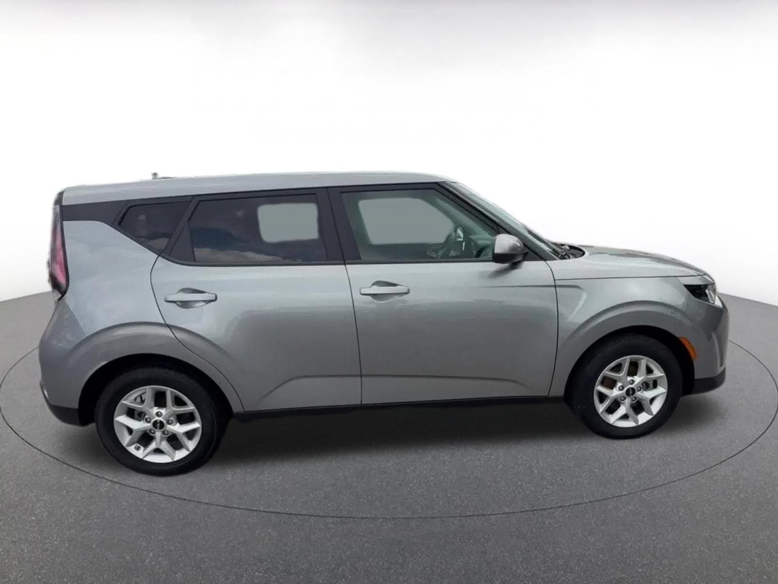 Used 2025 Kia Soul LX w/ LX Technology Package FWD image 16