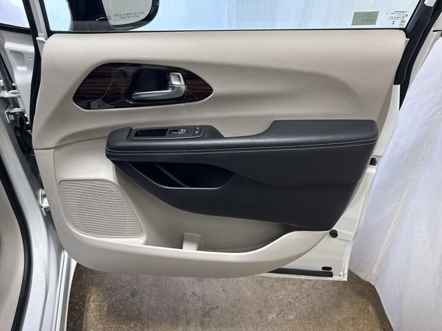 Used 2023 Chrysler Pacifica Limited FWD image 28