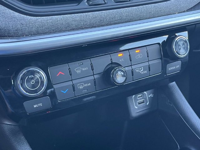 Used 2023 Jeep Compass Latitude w/ Sun and Sound Group AWD/4WD image 31