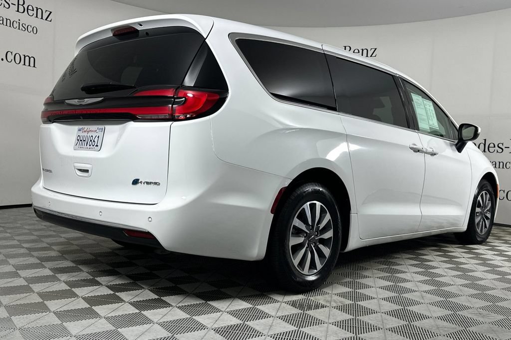 Used 2023 Chrysler Pacifica Touring-L FWD image 4