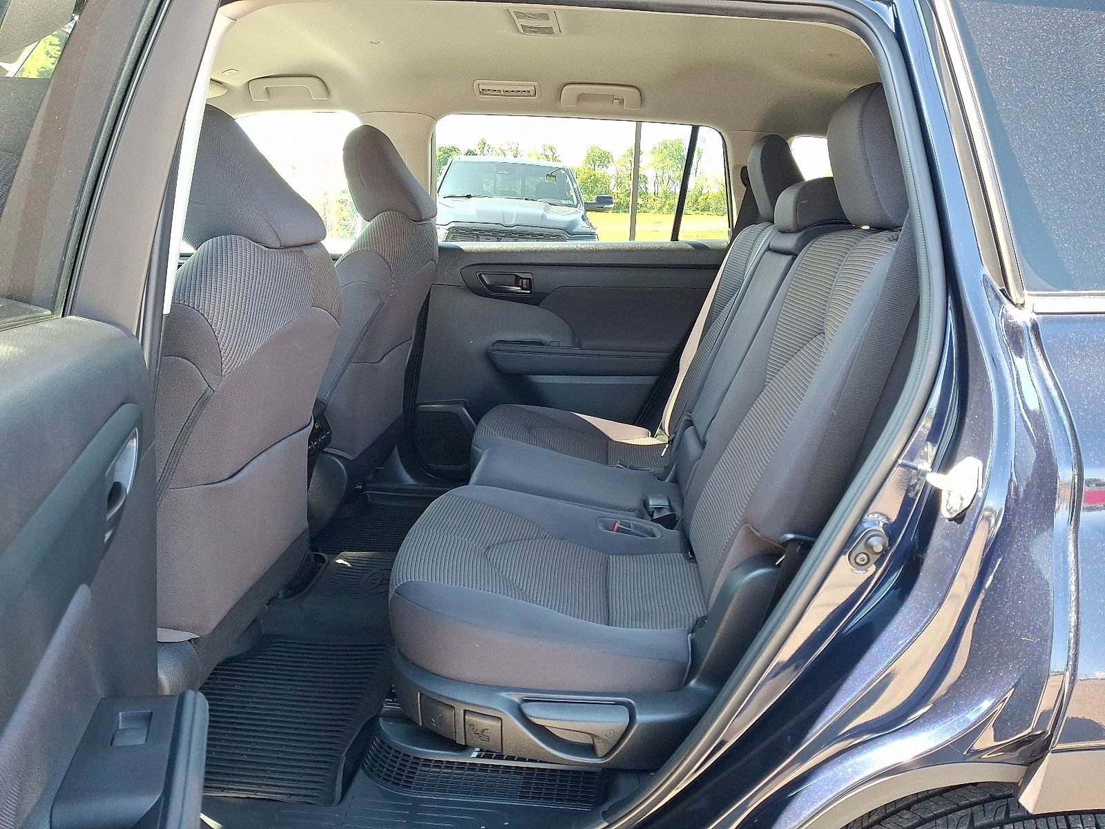Used 2023 Toyota Highlander LE AWD/4WD image 12