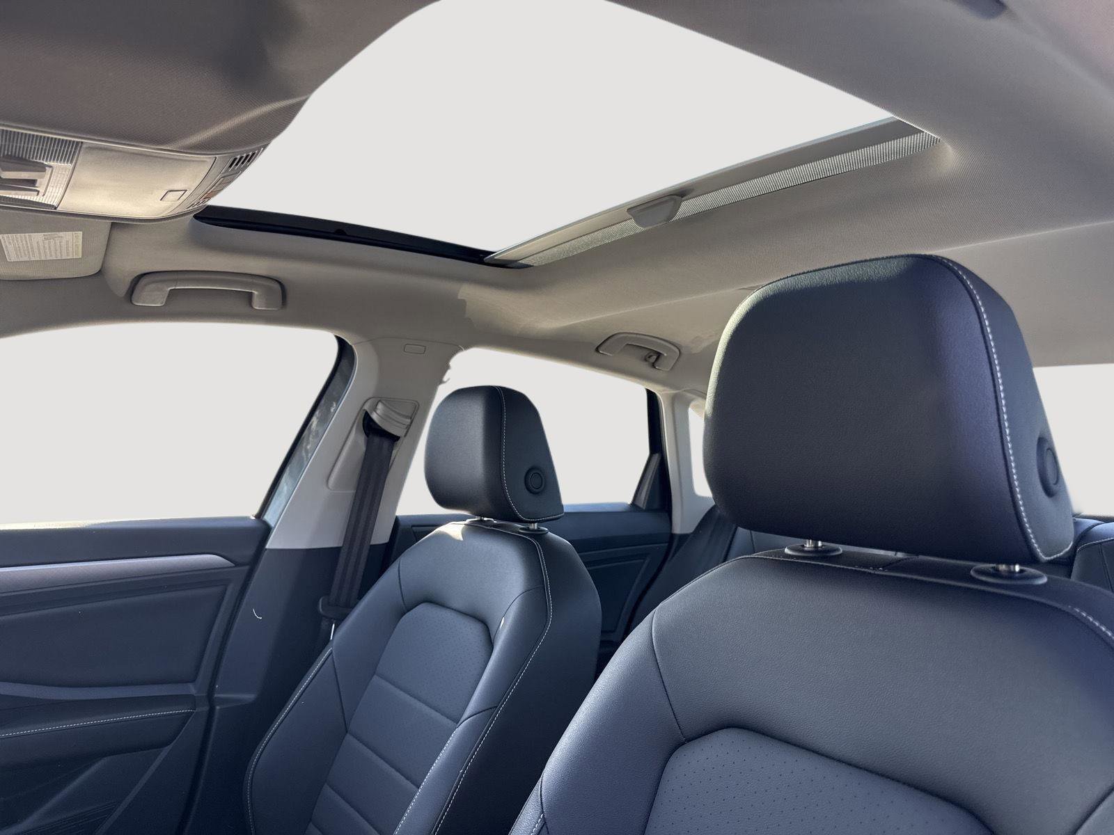 Used 2024 Volkswagen Jetta SE w/ Panoramic Sunroof Package image 5