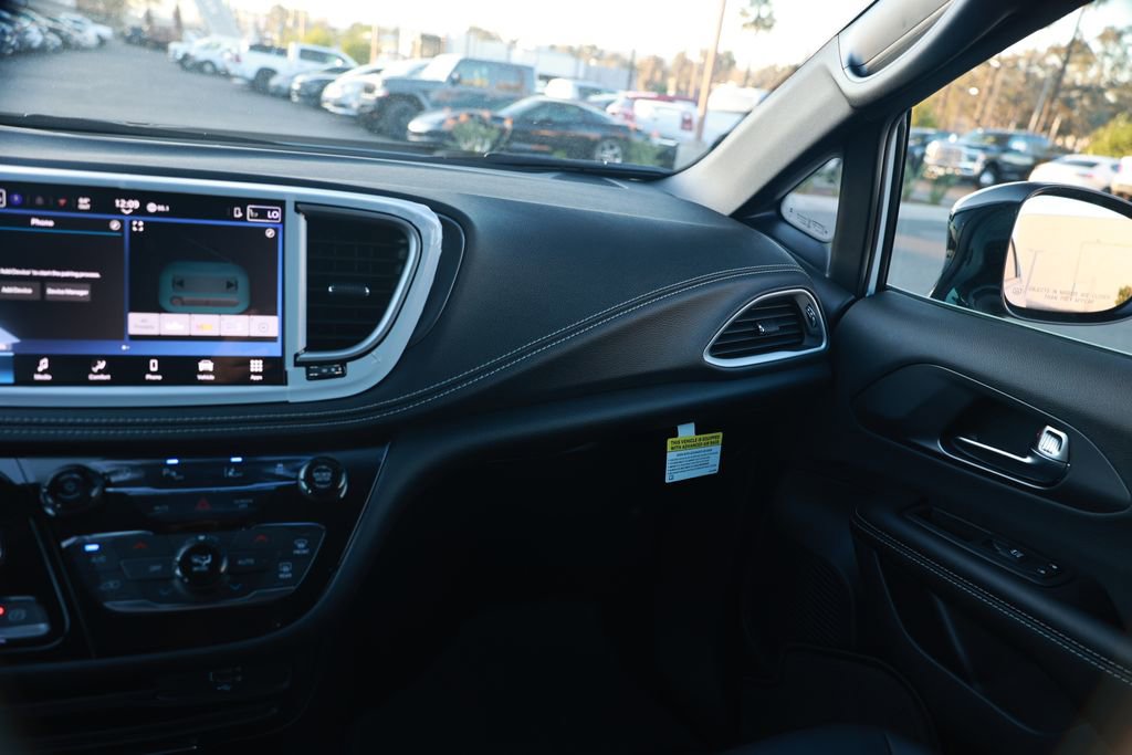 New 2026 Chrysler Pacifica Select image 24