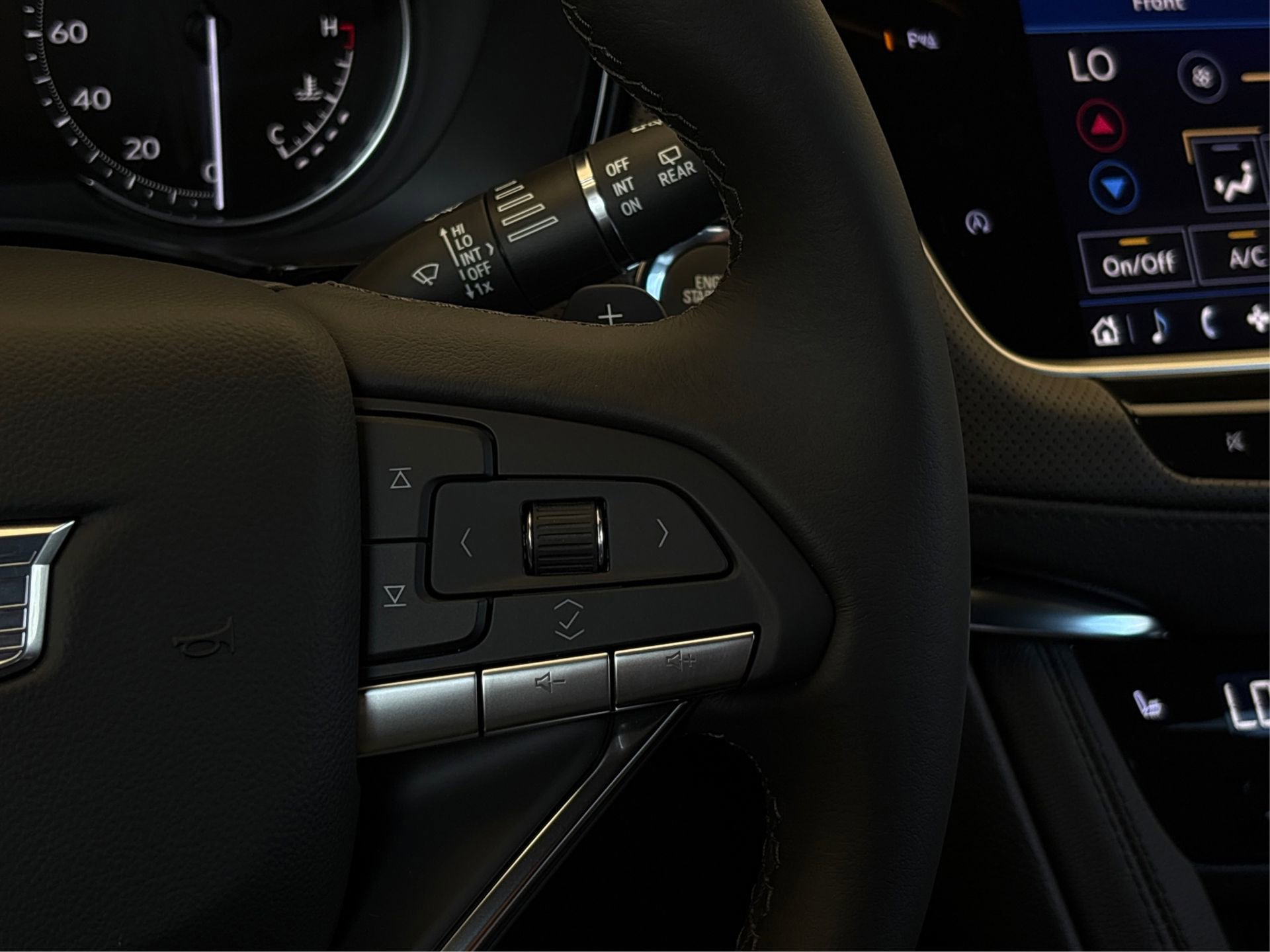 New 2025 Cadillac XT6 Luxury image 30