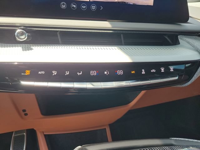 Certified 2025 Cadillac Optiq Luxury 2 AWD/4WD image 14