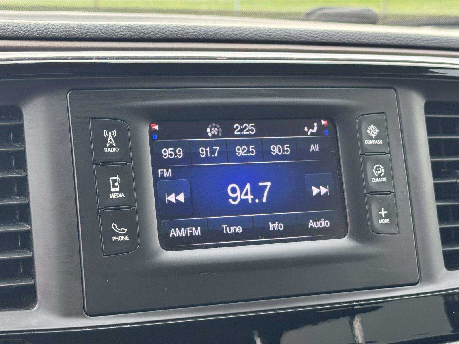 Used 2017 Chrysler Pacifica LX FWD image 3
