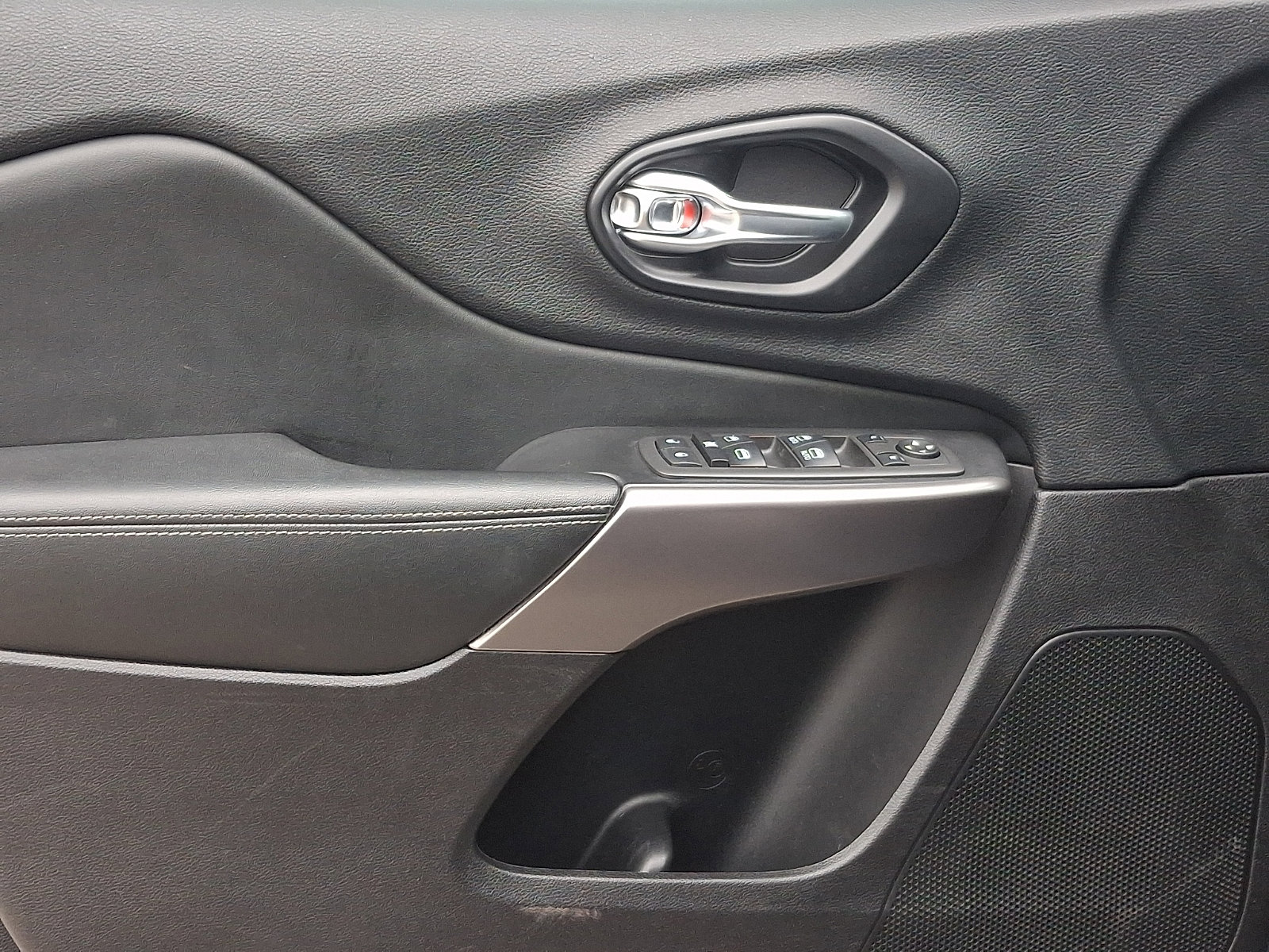 Used 2021 Jeep Cherokee Latitude Lux w/ Comfort/Convenience Group image 13