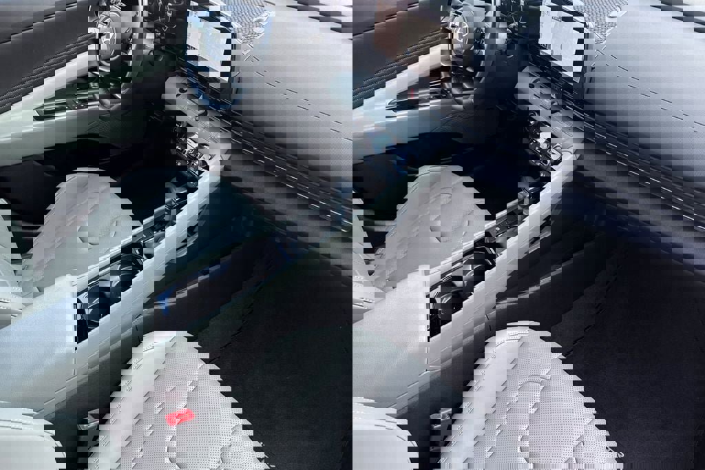 Used 2025 Hyundai Elantra Limited image 13