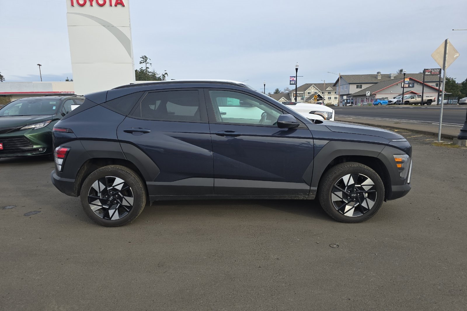 Used 2025 Hyundai Kona SEL image 3