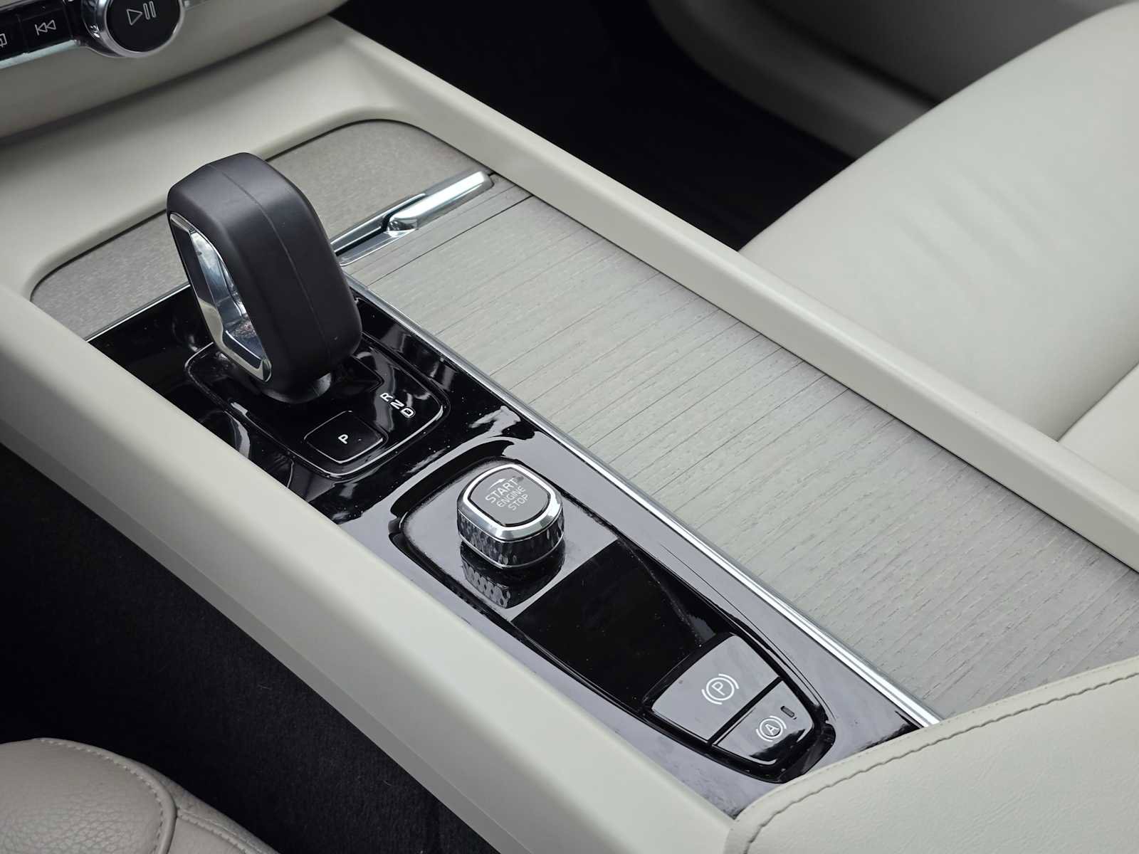 Certified 2024 Volvo XC60 T8 Plus w/ Protection Package Premier image 26