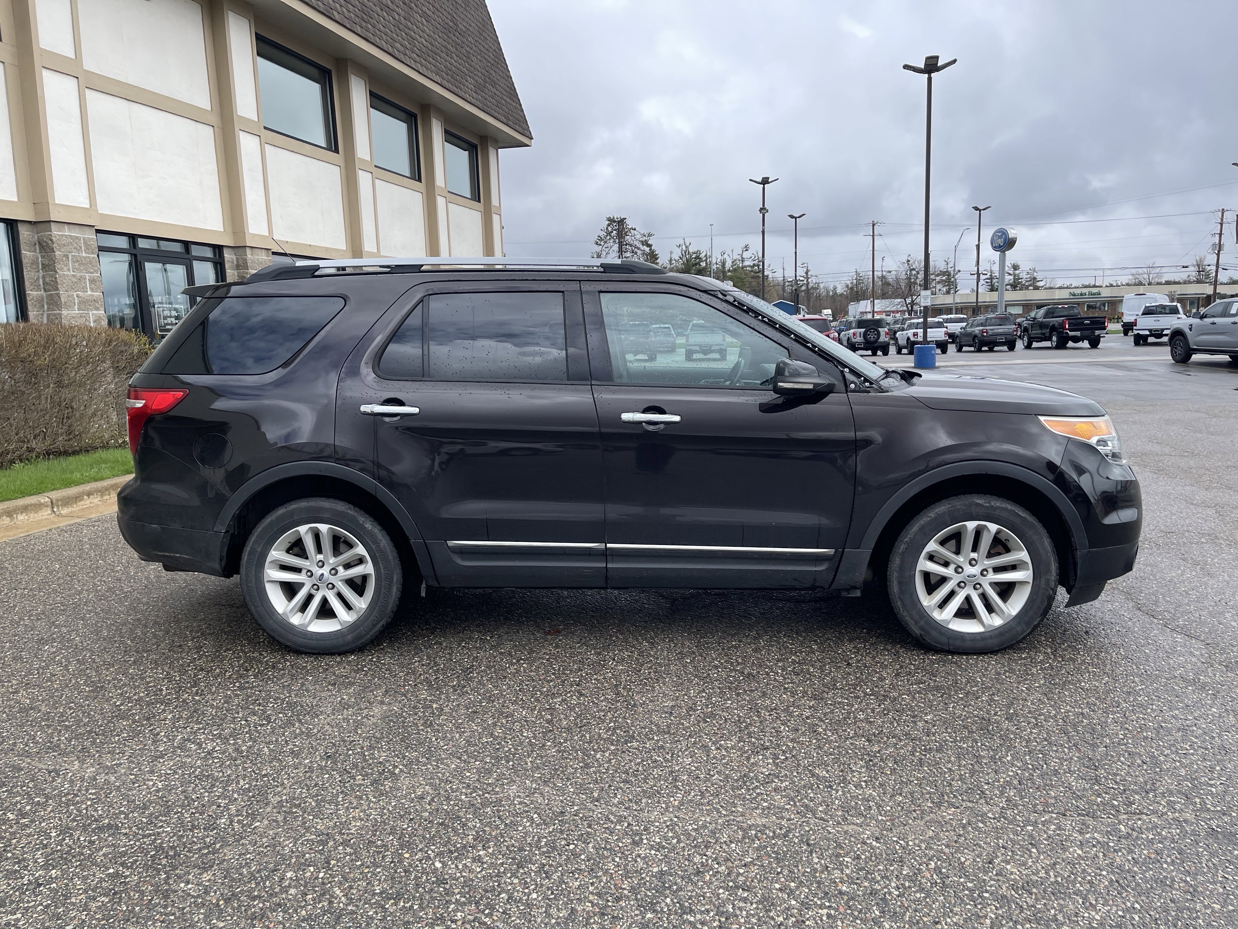 Used 2013 Ford Explorer XLT AWD/4WD image 3