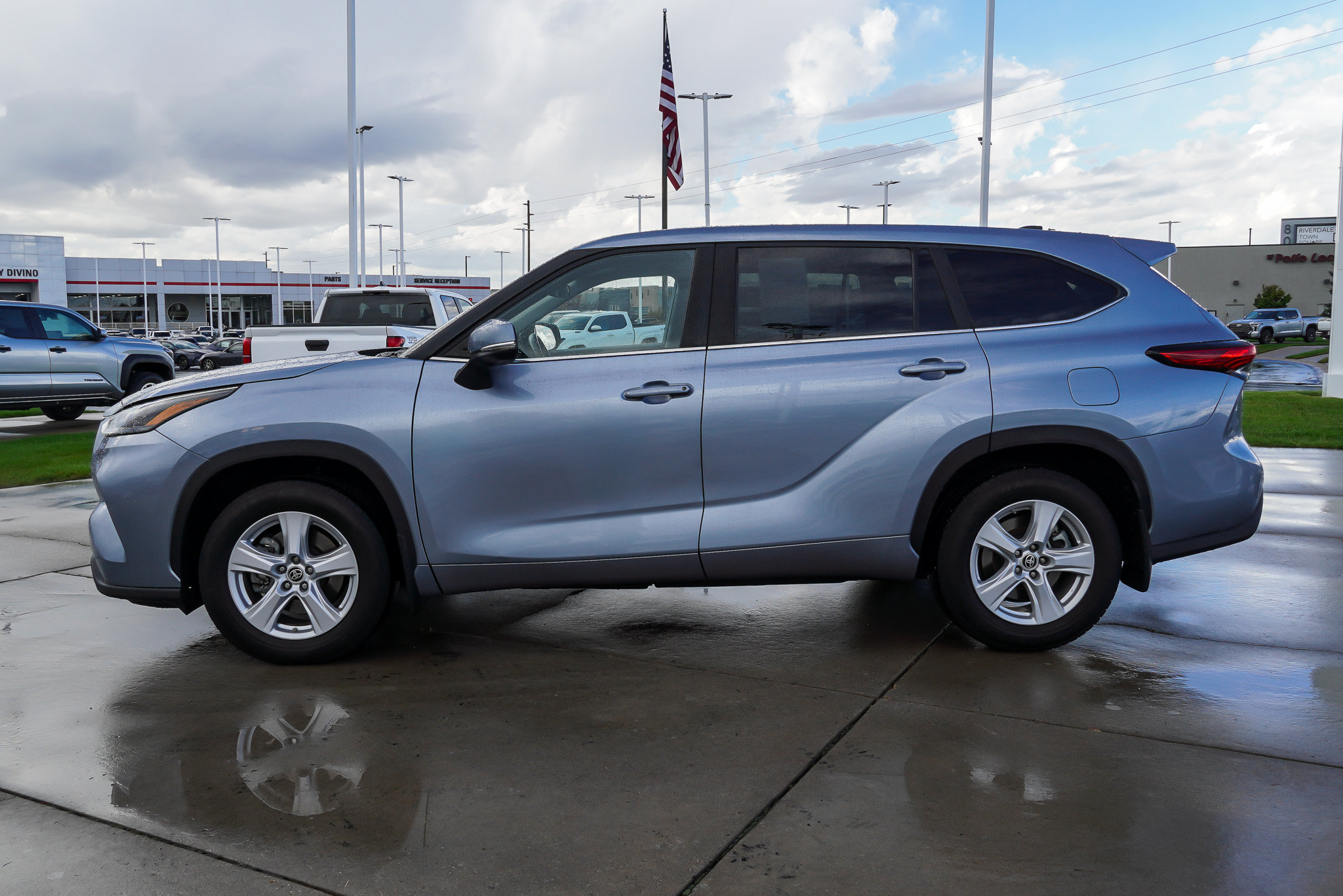 Used 2023 Toyota Highlander LE AWD/4WD image 5