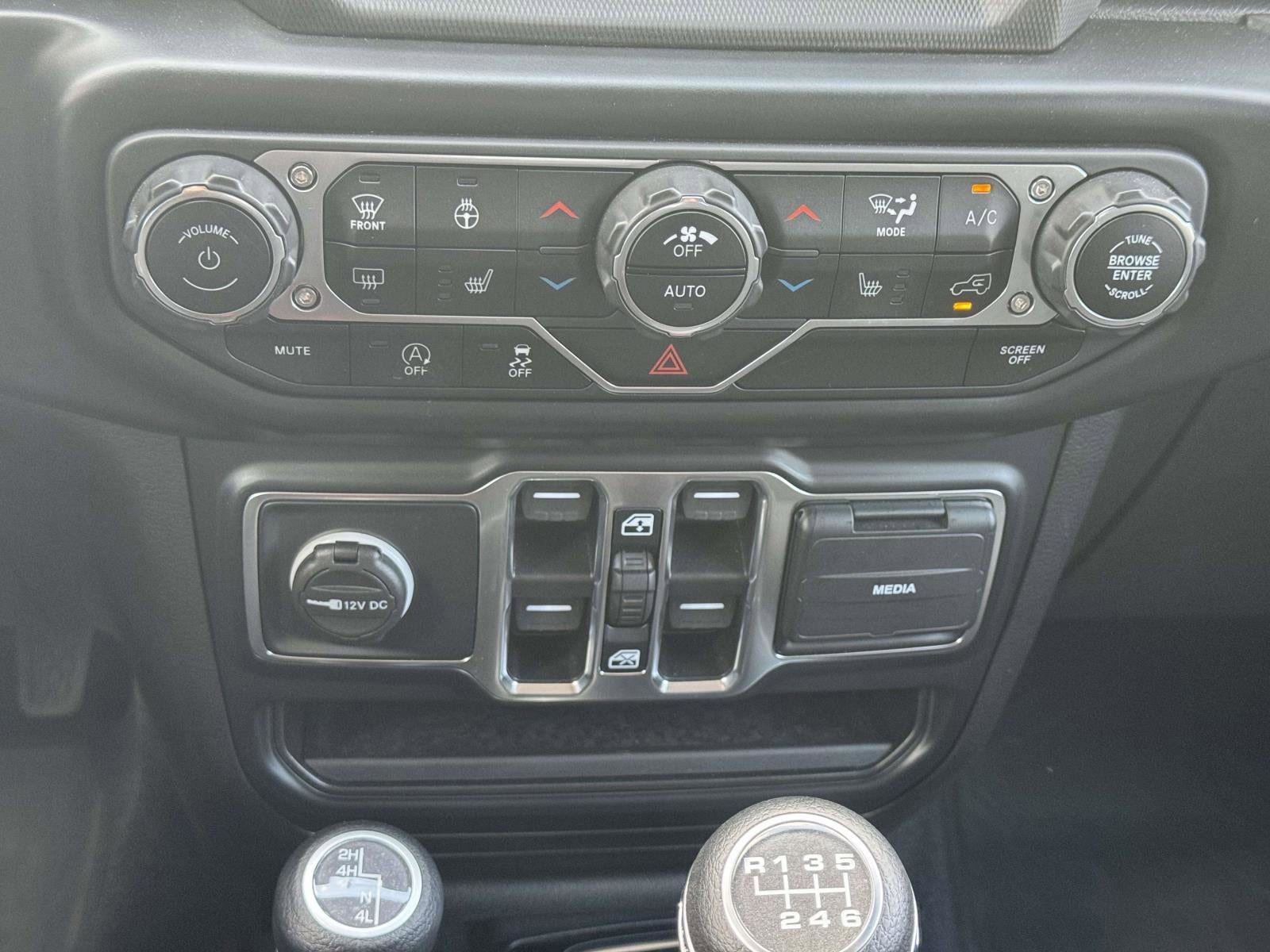 Used 2022 Jeep Gladiator Overland w/ Cold Weather Group AWD/4WD image 27
