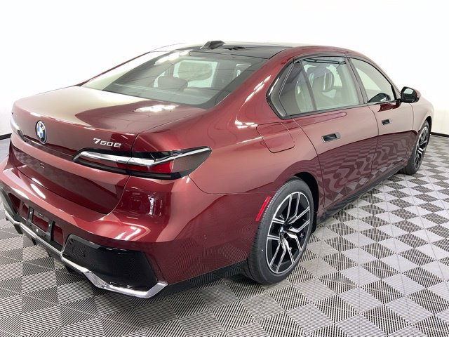 Used 2025 BMW 750e xDrive AWD/4WD image 6