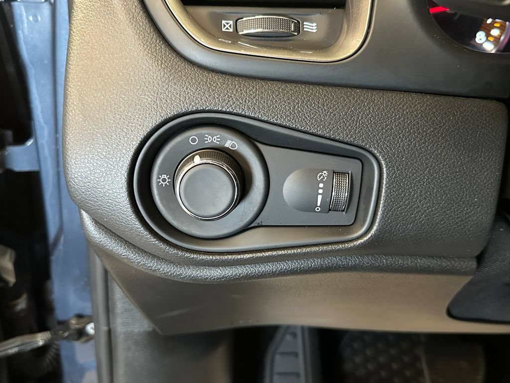 Used 2023 Jeep Renegade Latitude AWD/4WD image 17