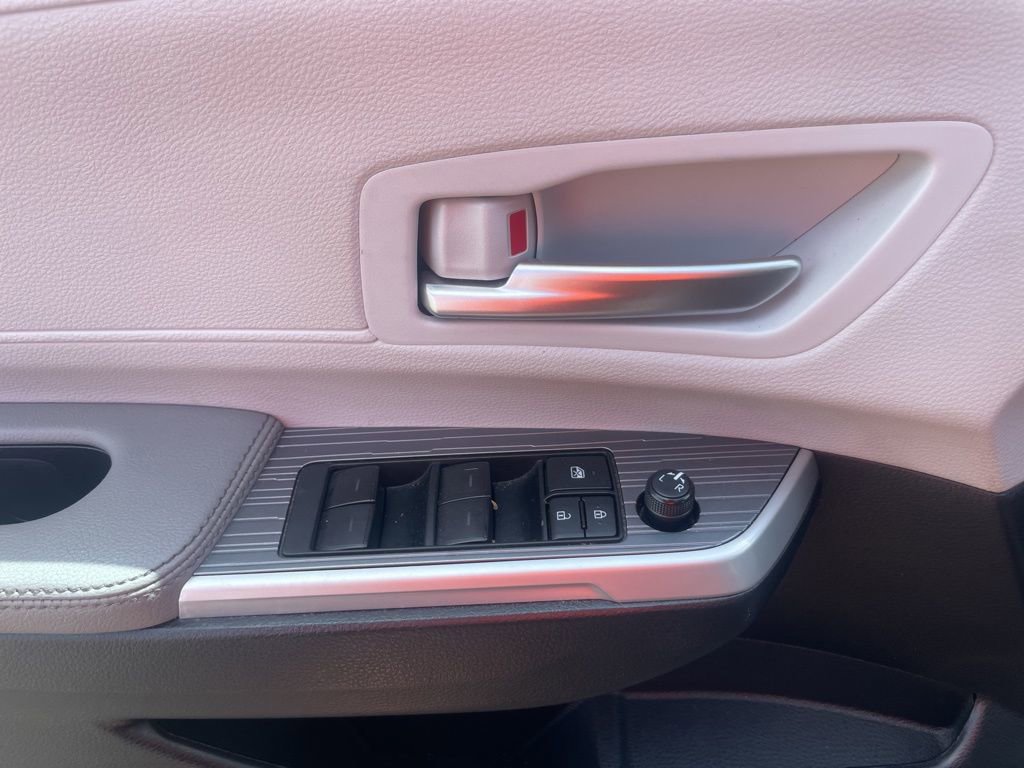 Used 2025 Toyota Sienna XLE image 18