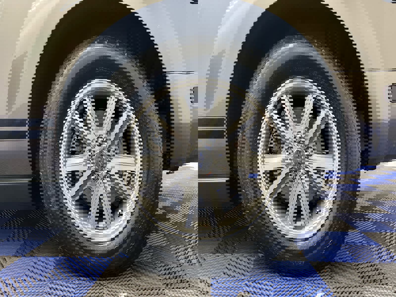 Used 2005 Ford Mustang Deluxe image 13