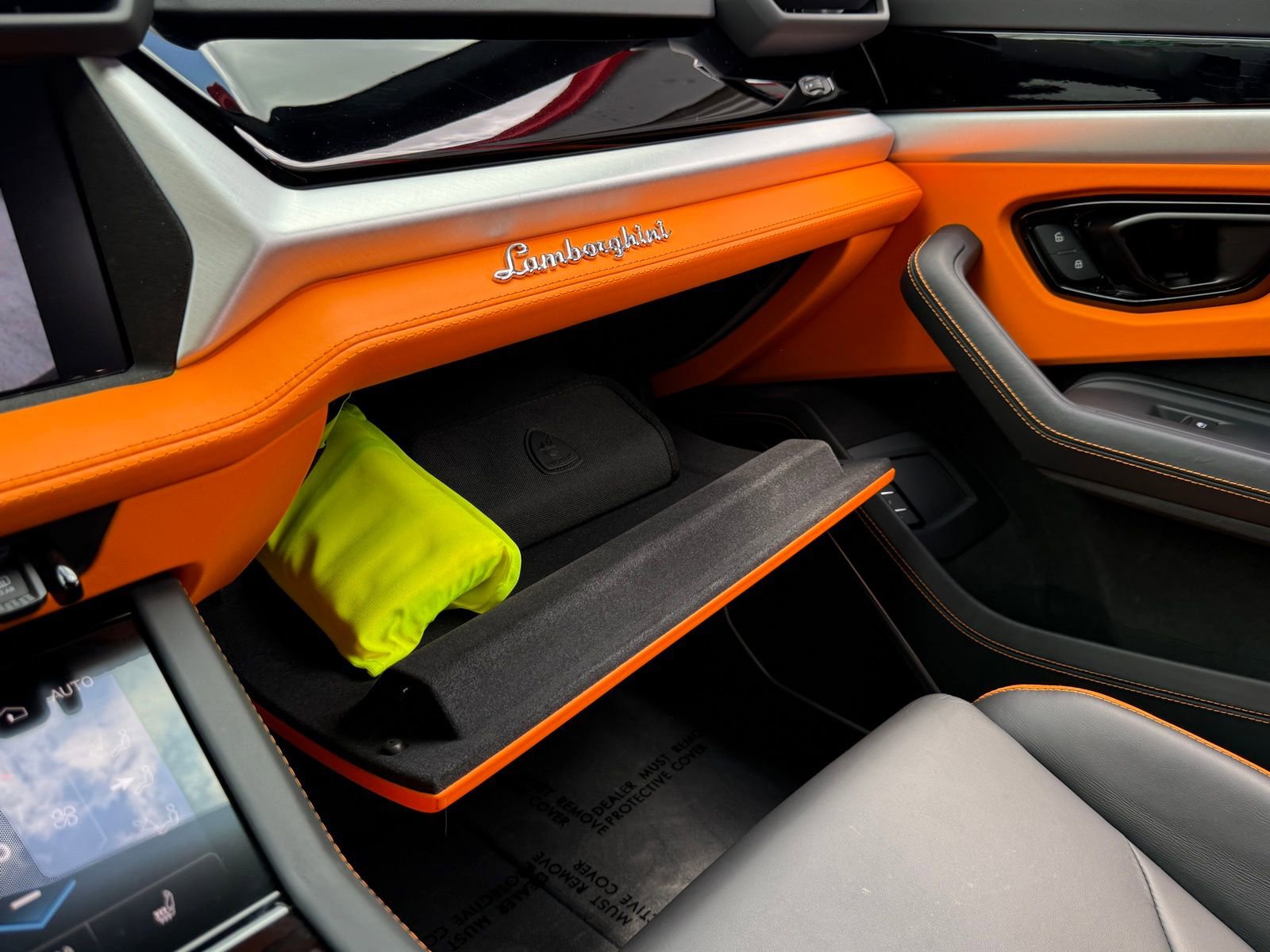 Used 2025 Lamborghini Urus SE image 33