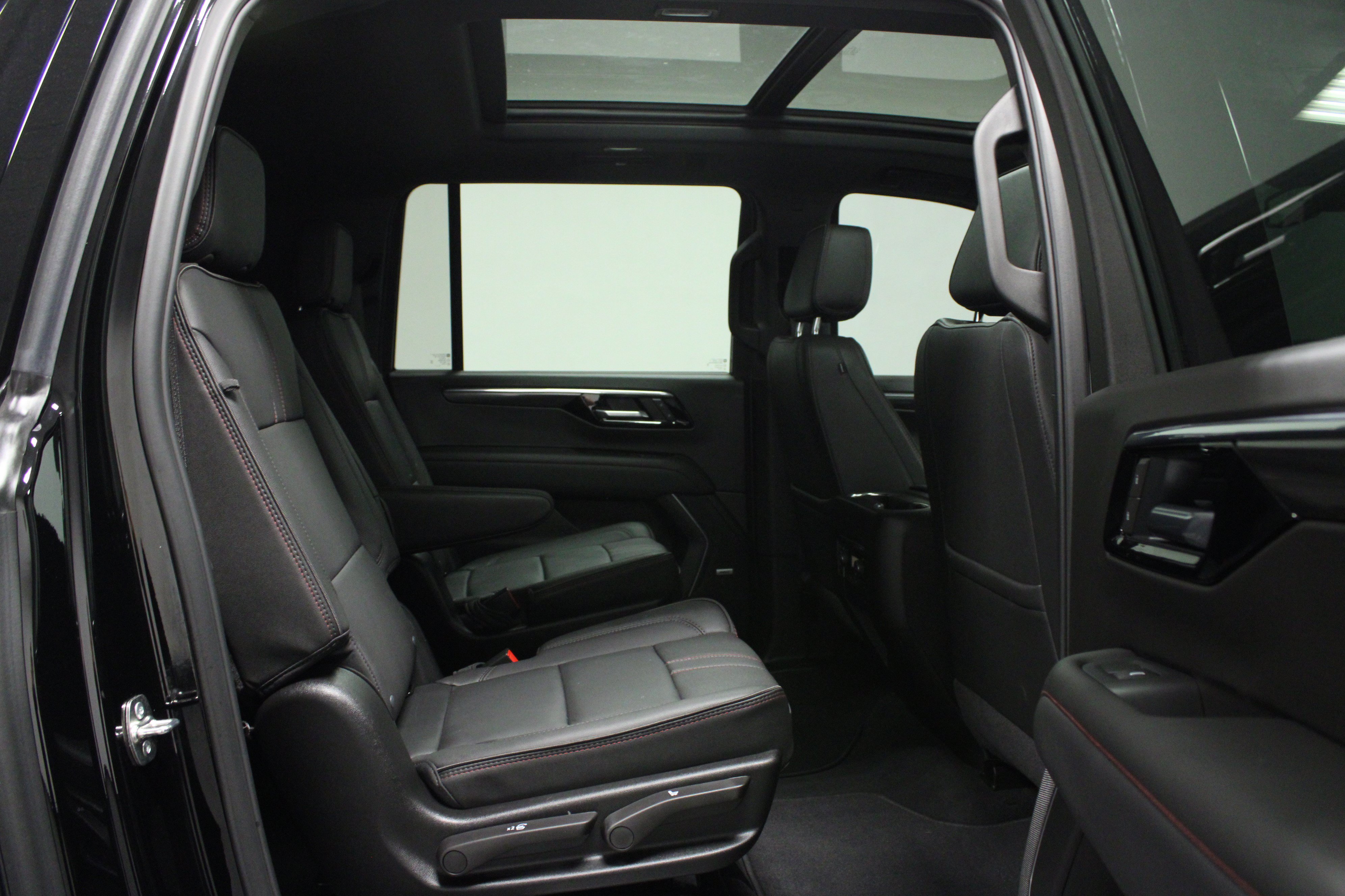 Used 2026 Chevrolet Suburban RST w/ Comfort Package AWD/4WD image 16