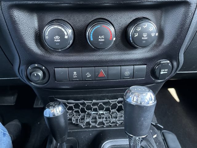 Used 2014 Jeep Wrangler Sahara w/ Dual Top Group AWD/4WD image 18