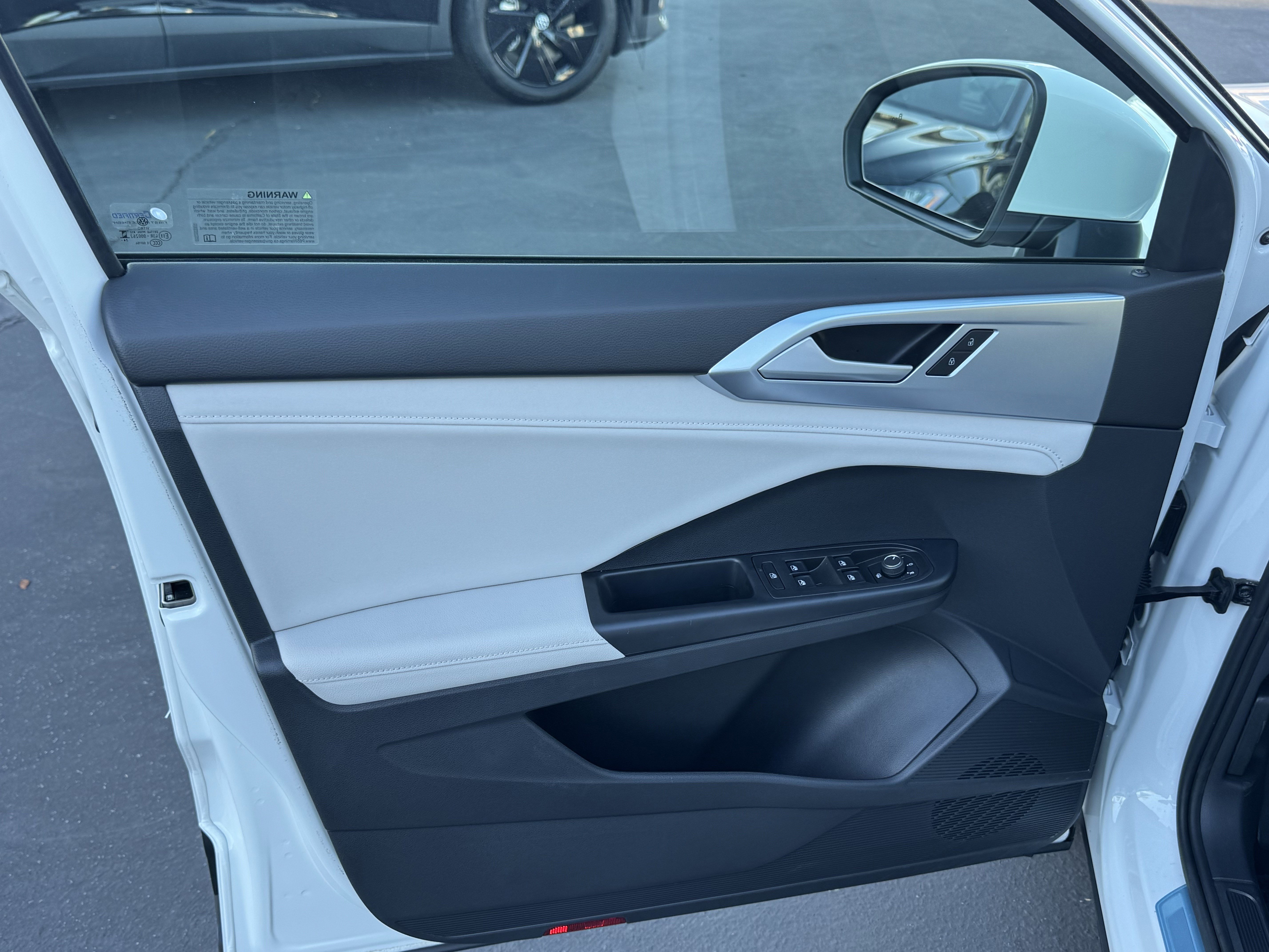 Used 2025 Volkswagen Taos SE image 14