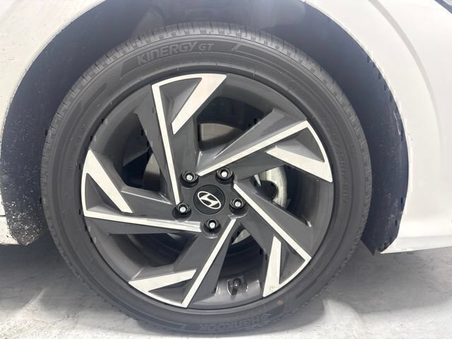 Certified 2025 Hyundai Elantra Limited FWD image 4